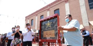 Develan estrella conmemorativa a Juan Gabriel en el centro