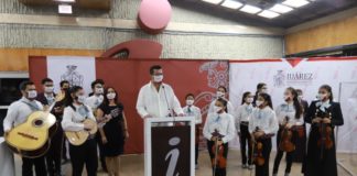 Dona municipio 15 trajes charros a Mariachi Oro Juarense