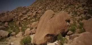 Hombre construye casa debajo de roca y se convierte en destino turístico