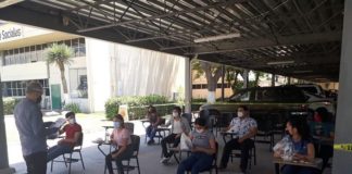 Presentan examen de admisión en estacionamiento de la UACH