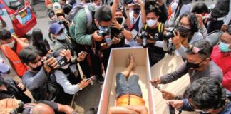 Castigo en ‘ataúd’ si no usan cubrebocas en Indonesia
