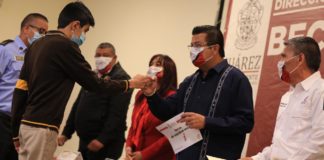 Entrega municipio becas a hijos de bomberos