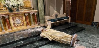 Destrozan imagen de Cristo dentro de iglesia en El Paso