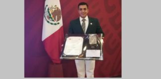 Condecoran a enfermero Juarense por labor en pandemia