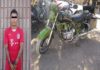 Arrebata bolso a mujer y huye en moto verde