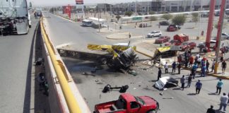 Cae tráiler de paso elevado y no pasa nada al chofer