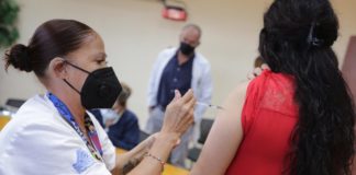 Vacunan a personal de municipio contra influenza