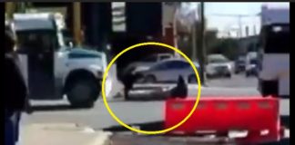 Video: Se les cae cadáver de carroza