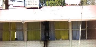 Quiso robar una escuela pero se queda atorado en la ventana