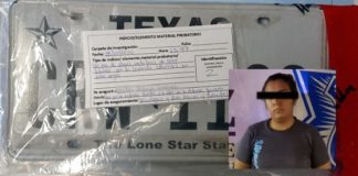 Conducía sin luces traseras; traía placas sobrepuestas