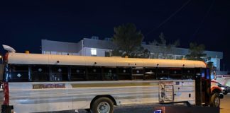 Sorprenden a pollero con 8 migrantes en camión