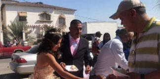 Celebra quinceañera dando de comer a personas sin hogar