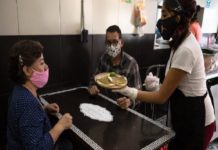 Claman restauranteros les permitan abrir en semáforo rojo