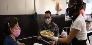 Claman restauranteros les permitan abrir en semáforo rojo