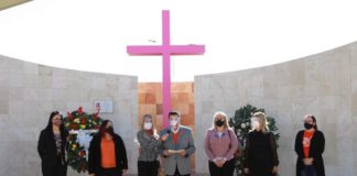 Colocan ofrenda floral en Memorial del Campo Algodonero