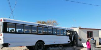 Choque de Camión de personal de la empresa Hansuh Automotive Mexico desata quejas por mal servicio