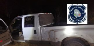 Aseguran troca robada con arma, munición y cocaína