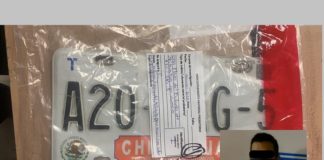 Detienen a chofer de taxi por traer placas sobrepuestas