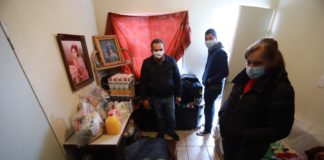 Entregan apoyos a familias de albergue incendiado