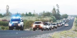 Entra de EU a México caravana de 700 autos