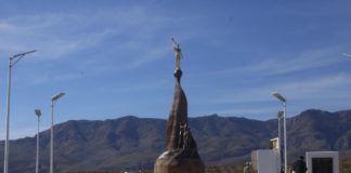 Develan memorial en recuerdo a víctimas de ataque a familia LeBarón