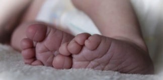 Enfermera deja caer a bebé recién nacido por contestar su celular