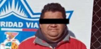 Quiso rebasar en sentido contrario y sobornar a policías viales