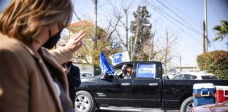 Maru Campos se registra acompañada de gran caravana