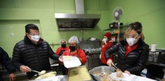 Entregan alcalde y su esposa pavo, champurrado y pastel