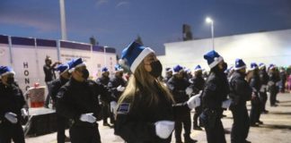 Enciende alcalde árbol de Navidad en la Policía