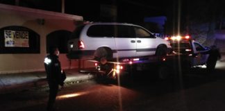 Aseguran auto robado que fue abandonado y vandalizado