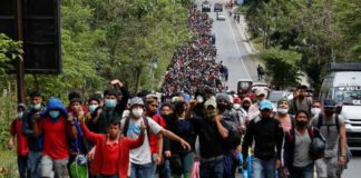 Cifra histórica, 9 mil migrantes avanzan en caravana a México