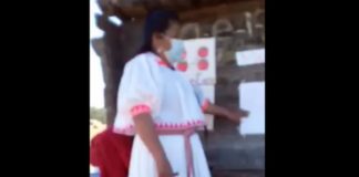 Video: Sin pizarrón y en la tierra toman clases niños en Sierra Tarahumara