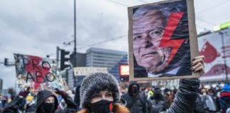 Promulga Polonia prohibición casi total del aborto