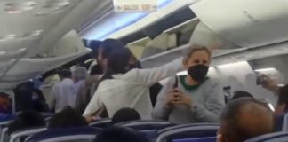 Video: Insultan a AMLO en avión