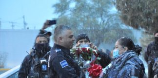 Pese a nevada policía pide matrimonio a su compañera