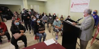 Entregan vales por material de construcción a 80 familias