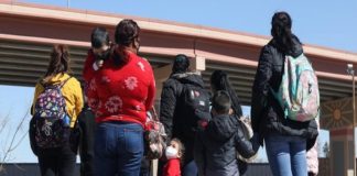 Habilitan hoteles para albergar a migrantes en Texas y Arizona