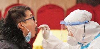 Prueba anal de Covid en China desata polémica