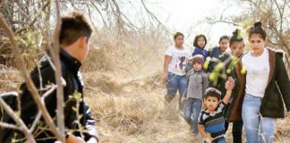 Mafias marcan con pulseras a migrantes