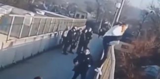 Jóvenes impiden que una mujer salte de un puente