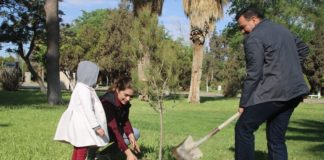 Siembra árbol y llama a salvar El Chamizal