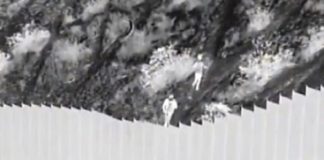 Captan a sujetos lanzando a niñas en muro fronterizo