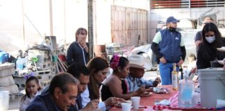 Pasa Cruz Pérez Cuéllar una tarde con amigos de Oaxaca