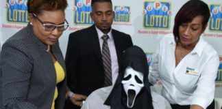 Gana la lotería y cobra el premio disfrazado para que nadie le pida prestado