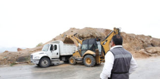 Trabaja Obras Públicas en retiro de escombro del Camino Real