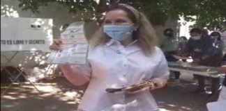 Acude a votar Adriana Fuentes