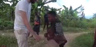 Niña ve a hombre blanco por primera vez; piensa que es un fantasma