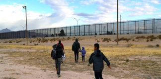 Rescatan a mujer migrante que estaba tendida en arena por calor