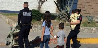 Resguardan a tres niños abandonados en vía pública